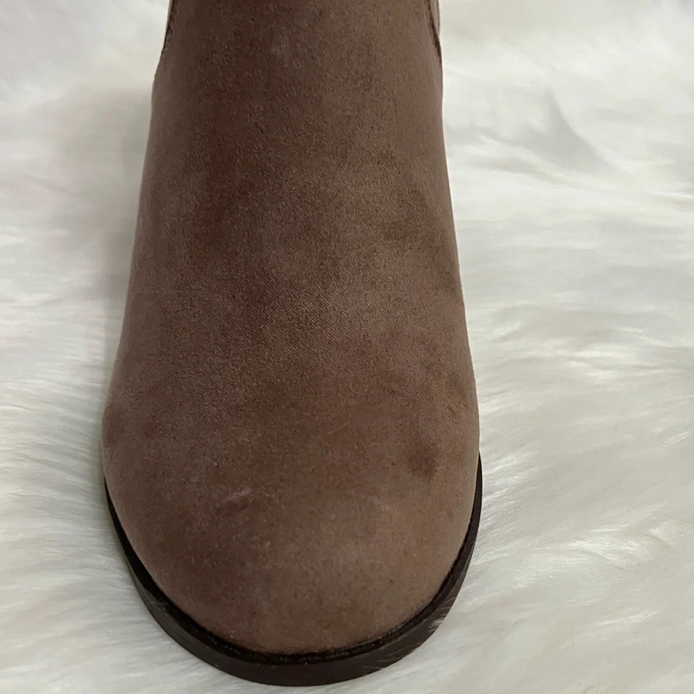 Market & Spruce Womens Taupe Serah Suede Heel Booties Boots Size 7.5 NWOB
